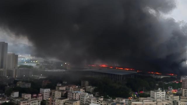 <b>Incendiu de amploare la fabrica BYD din Shenzhen; Ce efecte sunt?</b>Ieri s-a viralizat în social media un incendiu de amploare la fabrica BYD din Shenzhen, iar marele producător auto a ținut să sublinieze că nimeni nu a fost rănit. Incendiul a fost localizat la un garaj și o zonă de vehicule dezafectate din parcul