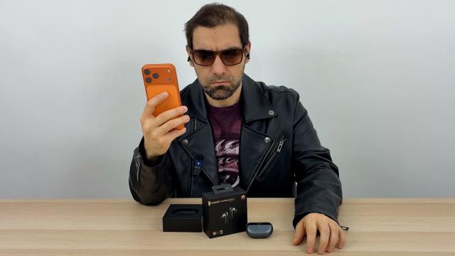 <b>HUAWEI FreeBuds Pro 5 Review: Basul si cu toba mare</b>Am folosit mult timp căştile Huawei FreeBuds Pro 2, apoi FreeBuds Pro 3, iar FreeBuds Pro 4 au fost pentru mine pasul către un sunet mai rafinat, mai blând cu urechea și un design ceva mai premium ca prezentare. Tocmai de asta eram curios