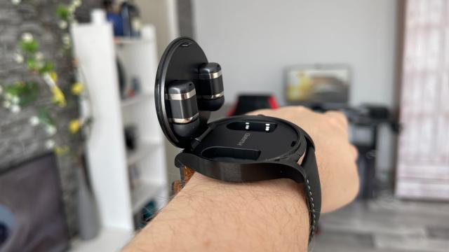 <b>Huawei aduce înapoi căştile în ceas: Watch Buds 2 e în cărţi</b>Huawei a riscat puţin atunci când a integrat căşti în ceas pe Huawei Watch Buds, dar acum plusează cu o generaţie nouă. Huawei Watch Buds 2 a primit un leak şi avem detalii mai jos

