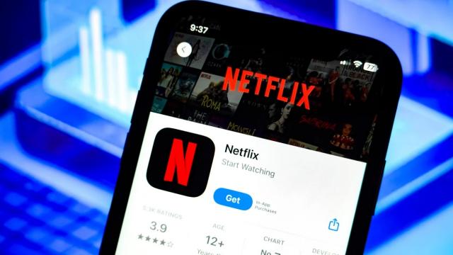 <b>Netflix introduce videoclipuri verticale într-un nou design al aplicației mobile; Update-ul vine până la finalul lunii aprilie</b>Netflix pregătește o schimbare importantă pentru utilizatorii de mobil, odată cu lansarea unei aplicații redesenate, programată pentru finalul lunii aprilie. Noua versiune va include un feed de videoclipuri verticale, inspirat de stilul popularizat de