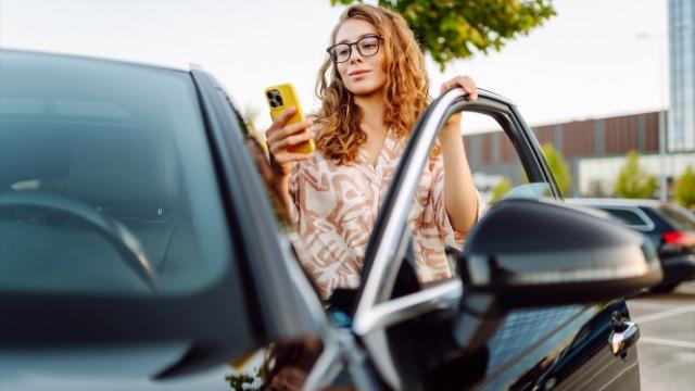 <b>Raiffeisen Bank extinde beneficiile oferite clienților business, colaborează cu Vodafone și Bitdefender pentru pachete de soluții tech și de AI</b>Am văzut în ultimii ani cum băncile prezente pe piața de la noi au început să aducă beneficii extra clienților, iar asta se întâmplă prin intermediul unor colaborări, la fel cum este cazul și astăzi. Aflăm că Raiffeisen Bank România 