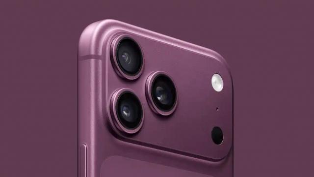 <b>Avem culorile lui iPhone 18 Pro, albastru azur, roșu vișină și alte două nuanțe pe listă</b>Portocaliul de pe iPhone 17 Pro a cucerit atât de mult publicul încât rivalii din lumea Android au început rapid să adopte aceeași nuanță de culoare și oriunde te-ai uita vezi câte un telefon portocaliu. Acum ni se pregătesc noi nuanțe 