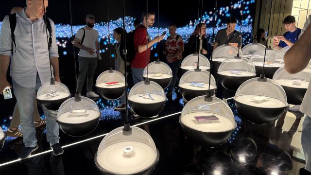 <b>În vizită la campusul OPPO din China; Cum prinde viață un smartphone de la zero</b>Am fost invitați recent în China de către OPPO, iar printre opririle interesante se numără și campusul acestora, locul unde iau naștere o bună parte dintre produsele brandului. Nu vorbim doar despre telefoane, ci și despre ceasuri smart, brățări