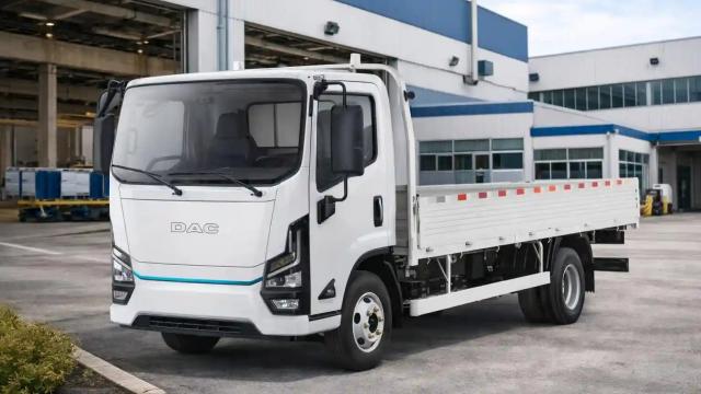 <b>DAC revine ca brand industrial; Intră pentru prima dată pe piața camioanelor electrice cu producție locală la Brașov</b>DAC reapare în industria auto ca brand relansat, însă intră pentru prima dată pe piața vehiculelor comerciale electrice, conform informațiilor publicate de Profit.ro. Autovehicule DAC pregătește lansarea primelor modele începând cu 2026, cu o strategie..