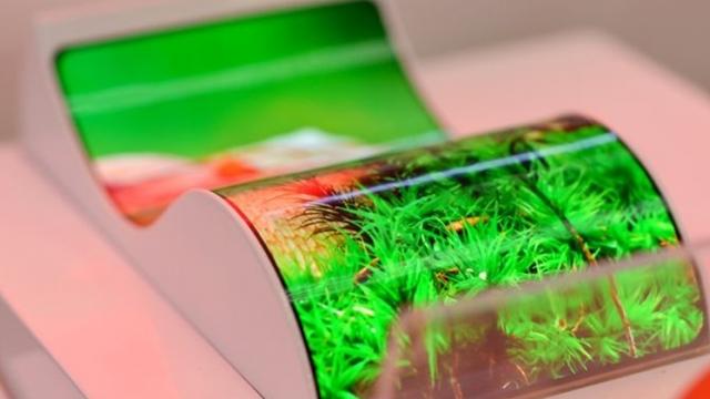 <b>Costurile ridicate și economia globală lovesc piața ecranelor AMOLED; Livrările ar putea scădea cu 7% în 2026</b>Un nou raport al Omdia indică o posibilă răcire a pieței de panouri AMOLED pentru smartphone-uri în 2026. Potrivit estimărilor, livrările totale ar urma să ajungă la aproximativ 778 de milioane de unități, marcând o scădere de 7% față de anul anterior