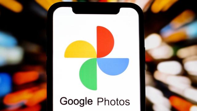 <b>Google Photos primește un update important cu funcții AI pentru editare foto naturală</b>Google Photos primește un update important care aduce noi funcții de editare foto bazate pe inteligență artificială, concentrate pe ajustări subtile ale feței, nu pe filtre exagerate. Practic, poți corecta rapid imperfecțiuni minore precum cearcănele