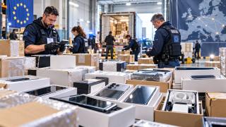 Peste un milion de telefoane second-hand ar fi fost vândute drept noi în Europa; România, implicată în ampla operațiune „Troja”