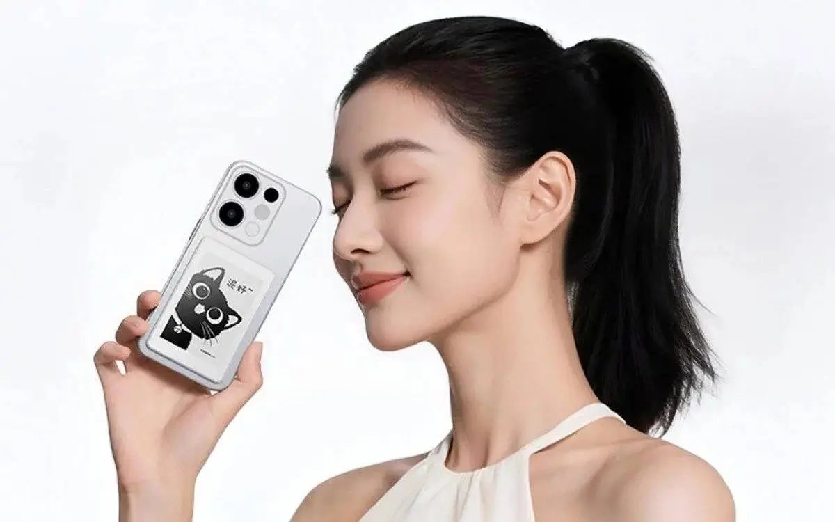 HONOR Life S3 aduce lectura pe spatele telefonului: ecran E-Ink, autonomie de o săptămână și format de buzunar