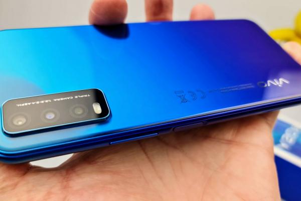 Vivo Y20s Unboxing: Vivo a sosit în România și cu un telefon de buget, axat pe o baterie mare (Video)
