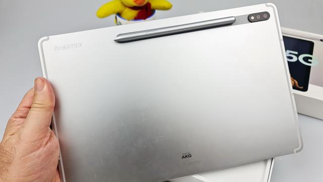 <b>Samsung Galaxy Tab S7+ 5G: Hardware cu cele mai bune dotări din 2020, 2021</b>Samsung Galaxy Tab S7+ 5G este şi acum în 2021 cea mai puternică tableta cu Android la bord. Are tot ce îi trebuie, de la un procesor potent, la un ecran luminos şi mare, cu refresh rate ridicat, plus o baterie generoasă. Încă e un mister cum a înghesuit 