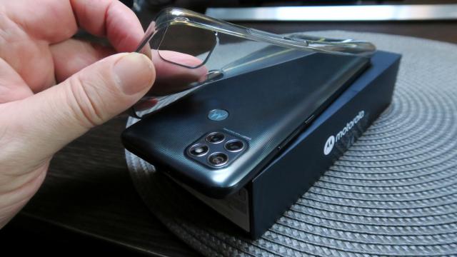 <b>Motorola Moto G9 Power: Hardware cu două upgrade-uri, câteva downgrade-uri</b>Motorola Moto G9 Power este un telefon care revine la conceptul acela al preistoriei battery phone-urilor: "baterie şi atât". Cumva cred că Moto a simţit că a plusat prea mult cu Moto G8 Power, care avea şi camera telephoto şi difuzoare stereo şi..