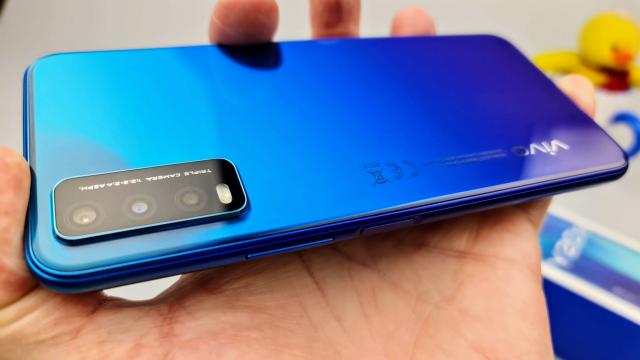 <b>Vivo Y20s Unboxing: Vivo a sosit în România și cu un telefon de buget, axat pe o baterie mare (Video)</b>Brandul Vivo ne e cunoscut pentru că operăm în domeniu de ceva vreme şi am luat contact cu tot ce mişcă, tot ce e nou şi inovativ din China. Vivo este o companie mare, un brand respectat în China şi care ţinteşte 