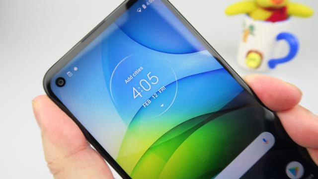 <b>Motorola Moto G9 Power: Conectivitate 4G şi WiFi dual band, cu viteze acceptabile</b>Motorola Moto G9 Power are variante dual SIM şi single SIM, iar cea dual SIM are un slot nano SIM normal şi unul secundar nano SIM care poate găzdui şi carduri microSD. Avem şi WiFi dual band, Bluetooth 5.0, WiFi Direct, GPS, AGPS, Galileo şi Glonass.