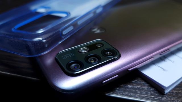 <b>Motorola Moto G30 Unboxing: un nou început pentru seria Moto G - telefon midrange cu baterie mare, refresh rate de 90 Hz</b>Motorola a început anul 2021 împrospătând seria Moto G cu modele noi, Moto G10 şi Moto G30. Cu această ocazie Moto G trece într-o nouă etapă şi adoptă noi nomenclaturi, care vor include cifre duble sau triple pentru