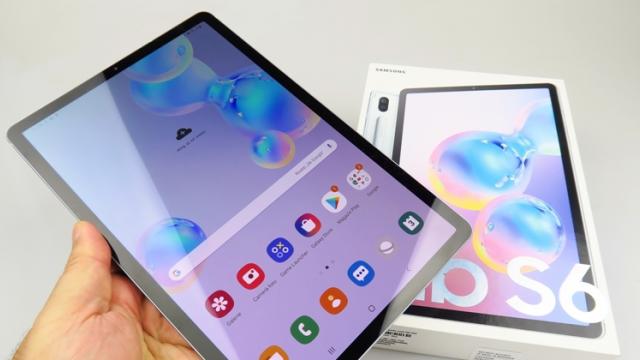 <b>Samsung Galaxy Tab S6 primește acum update-ul la One UI 3.1 bazat pe Android 11</b>După actualizarea foarte rapidă a tabletelor din seria Galaxy Tab S7, Samsung continuă cu update-ul la Android 11 ce aduce interfața One UI 3.1 pentru Galaxy Tab S6. Deși era programat pentru luna mai a anului curent, utilizatorii din Germania au început