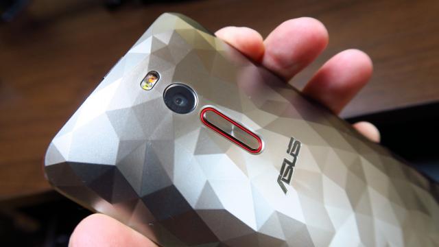 <b>ASUS ZenFone 2 Deluxe Special Edition Review</b>E foarte posibil ca ASUS să fi stabilit un record demn de Cartea Recordurilor, atunci când a diversificat gama ZenFone 2, totuşi, un model memorabil cu siguranţă e ASUS ZenFone 2 Deluxe Special Edition, un fashion phone veritabil, dar şi un gamer phone..