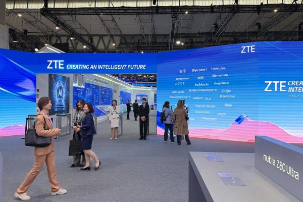 MWC 2026: Ce a adus ZTE la MWC? Nubia Z80 Ultra, Flip 3 şi un companion stil Tamagotchi