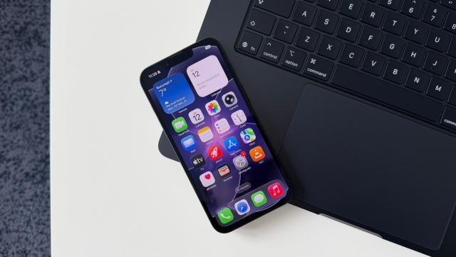 <b>Apple iPhone 17e review detaliat în limba română (evaluare Mobilissimo)</b>iPhone 17e a sosit chiar la început de primăvară, fiind parte dintr-o avalanță de anunțuri Apple care au implicat și MacBook Neo, iPad-uri și MacBook-uri cu procesoare de ultimă generație. Telefonul compact de față calcă pe urmele 