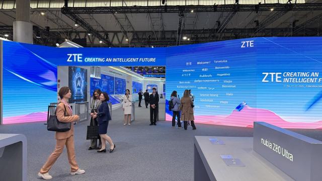<b>MWC 2026: Ce a adus ZTE la MWC? Nubia Z80 Ultra, Flip 3 şi un companion stil Tamagotchi</b>Toată lumea a vrut să vină la standul ZTE să vadă flagship-ul Nubia Z80 Ultra, dar eu eram curios de iMoochi. Era un soi de Tamagotchi, un animăluţ virtual simpatic, care a făcut furori. Din păcate, când am ajuns eu la stand, în ziua 4 de MWC