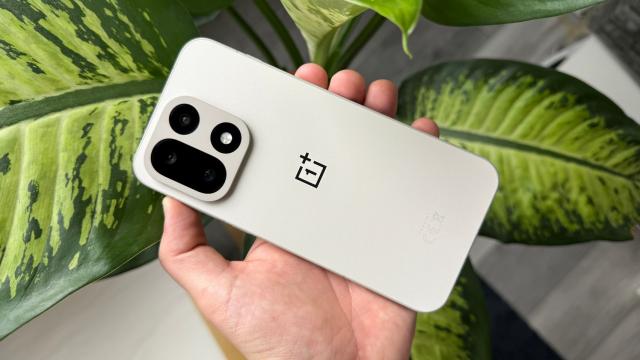 <b>Turul Magazinelor #1576: Bicicletă pentru copii, OnePlus 15 la cel mai mic preţ, monitoare laterale pentru laptop</b>Turul Magazinelor de azi e despre gaming, productivitate, cadouri de Ziua Copilului luate mai devreme. Am ajuns la episodul #1576 şi e primul în care am inclus o serie de monitoare lateral, care se deschid ca nişte aripi pentru 