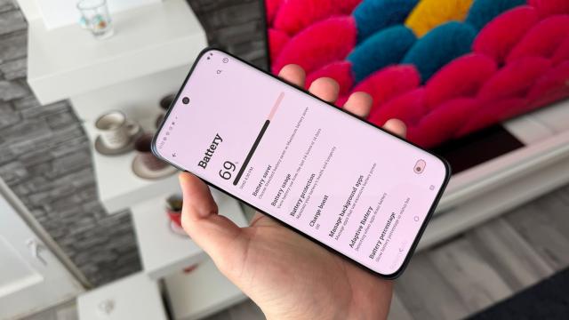 <b>Motorola edge 70 Fusion: Baterie foarte descurăreață, de 7000 mAh Si/C, trece de 30 de ore de video</b>Motorola edge 70 Fusion vine în două variante. Fie alegi modelul cu 5200 mAh, fie pe cel cu 7000 mAh precum cel ajuns la mine. Din câte văd cel puțin acum în perioada de precomandă, pare că modelul de 7000 mAh este cel împins 