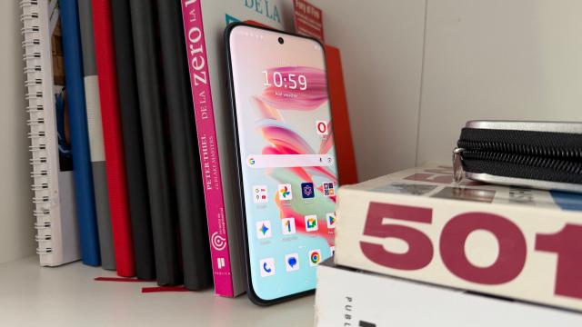 <b>Motorola edge 70 Fusion: Conectivitate care sună bine pe hârtie, dar nu viteze uluitoare</b>Suita de conectivitate este asigurată pe Motorola edge 70 Fusion de WiFi 6e, Bluetooth 6.0 cu A2DP și LE, plus poziționare GPS, GLONASS, GALILEO. Avem și nelipsitul NFC pentru a face plăți la comercianți contactless, iar la bază 