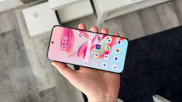 <b>Motorola edge 70 Fusion review detaliat în limba română (evaluare Mobilissimo)</b>Motorola s-a grăbit să aducă mai devreme telefonul "Fusion" în acest an, cam cu o lună mai devreme. Edge 60 Fusion venea în aprilie 2025 și acum iată-ne în martie 2026 cu un edge 70 Fusion gata de treabă