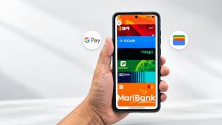 Google Wallet primește un nou design pe Android: cardurile sunt afișate acum într-o listă suprapusă, mai ușor de folosit cu o singură mână
