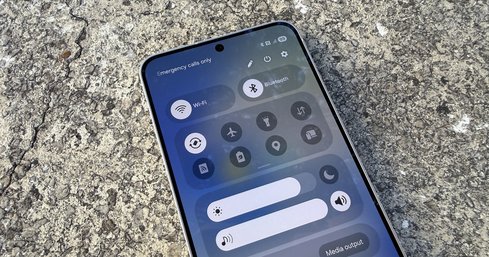 Samsung Galaxy S25 FE primește odată cu One UI 9 o funcție mult așteptată: transferuri de fișiere către iPhone prin Quick Share