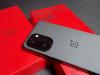 OnePlus 15R: Design subțire și rafinat, cu ramă neagră din aluminiu și grip excelent