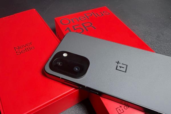OnePlus 15R: Design subțire și rafinat, cu ramă neagră din aluminiu și grip excelent