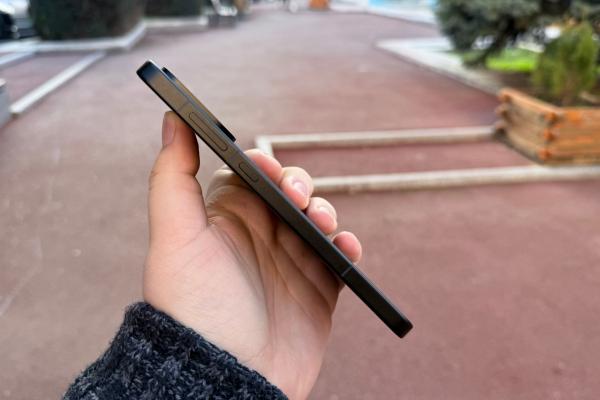 OnePlus 15R: Bateria de capacitate mare (7400 mAh) + procesorul eficient ne duc în top, chiar pe locul 1