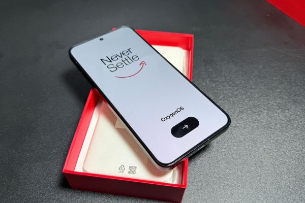 OnePlus 15R: Acustică stereo, volum suficient pentru gaming și multimedia, dar fără recorduri