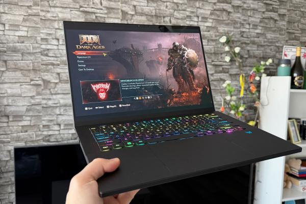 Prezentare ACER Predator Triton 14 AI: laptop premium pentru vacanță, muncă și joacă, cu RTX 5070 și Intel Ultra la doar 1.6 kg