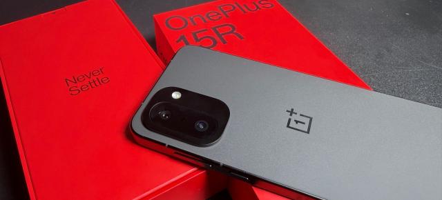 OnePlus 15R: Design subțire și rafinat, cu ramă neagră din aluminiu și grip excelent