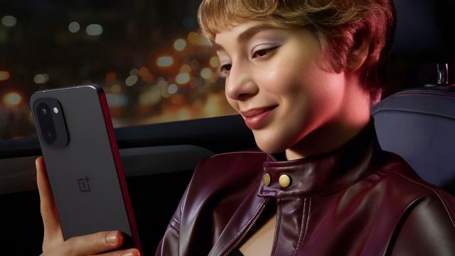 <b>OnePlus 15R e aici! Model pentru gameri, cu procesor Snapdragon 8 Gen 5, ecran de 165Hz și baterie generoasă (7400 mAh)</b>În urmă cu puțin timp debuta în China modelul OnePlus Ace 6T, primul smartphone din lume cu procesor Snapdragon 8 Gen 5. Ei bine, compania a lansat azi varianta OnePlus 15R, un model rebranduit pentru piața globală, similar ca specificații cu Ace 6T