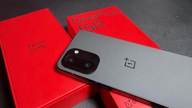 <b>OnePlus 15R: Design subțire și rafinat, cu ramă neagră din aluminiu și grip excelent</b>OnePlus 15R e varianta mai accesibilă din lineup-ul de top al companiei. Cu alte cuvinte, împrumută mult din ADN-ul fratelui mai mare, OnePlus 15, la capitolul design. Avem muchii fabricate din aluminiu, sticlă în față, dar și în spate. Modulul foto