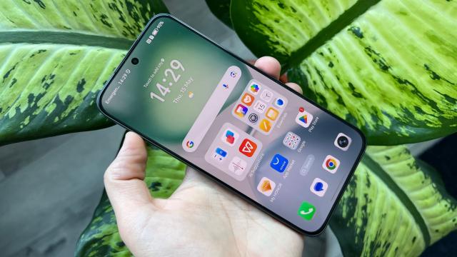 <b>Turul Magazinelor #1550: HONOR 400 sub 1800 lei, proiector lăudat de 100+ recenzii, aspirator robot sub 1000 lei</b>Turul Magazinelor continuă neabătut, navigând prin sumedenia de oferte de pe piaţă, ce includ telefoane midrange de top la nici 1800 lei, dar şi televizoare QLED smart la sub 800 lei. Am găsit şi un proiector cu foarte multe recenzii pe eMAG