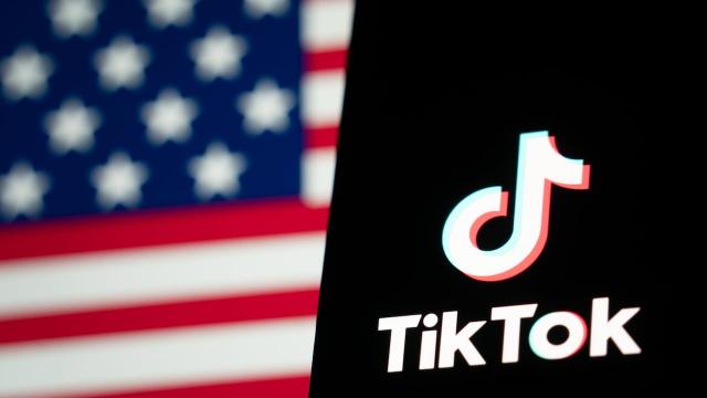 <b>Cine deţine acum TikTok în SUA? Iată companiile, de la Oracle la o firmă din Abu Dhabi</b>ByteDance, compania mama TikTok şi-a dat în sfârşit aprobarea pentru vânzarea business-ului din SUA, după săptămâni bune de negocieri. Astfel, ramura americană a reţelei de socializare pe bază de video merge spre un consorţiu care include şi Oracle