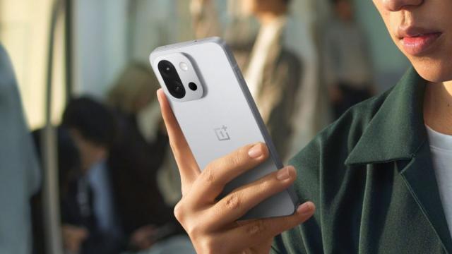 <b>Primele informații despre OnePlus 15T; flagship compact cu ecran 165Hz și baterie de 7.000 mAh</b>Tocmai am terminat recenzia lui OnePlus 15R și iată că apar deja primele informații despre OnePlus 15T. De data asta, detaliile vin din zona de zvonuri, mai exact de la Digital Chat Station, o sursă cu un istoric destul de solid când vine vorba de telefoa