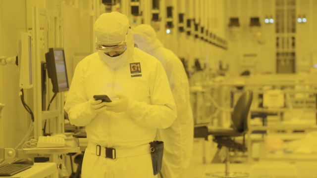 <b>Cum a construit China propriul echipament de litografie EUV pentru cipuri, pentru a prinde din urmă ASML</b>Cei de la Reuters au scris un editorial, sau mă rog reportaj foarte interesant despre starea actuală a Chinei, în cursa de a recupera ecartul pe piaţa de chipseturi. Fără acces la echipamentele de litografiere din Olanda şi Japonia, China e cu ani buni