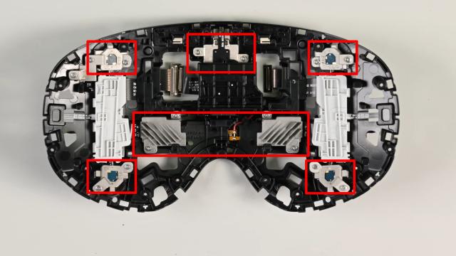 <b>Samsung Galaxy XR disecat de cei de la iFixit; Design intern interesant, dar repararea sa nu e recomandată (Video)</b>Samsung Galaxy XR a fost lansat în octombrie, iar acum specialiștii de la iFixit au pus mâna pe el și l-au desfăcut bucată cu bucată. E primul headset AR/VR ce rulează Android XR, rival real pentru computerul spațial Vision Pro de la Apple