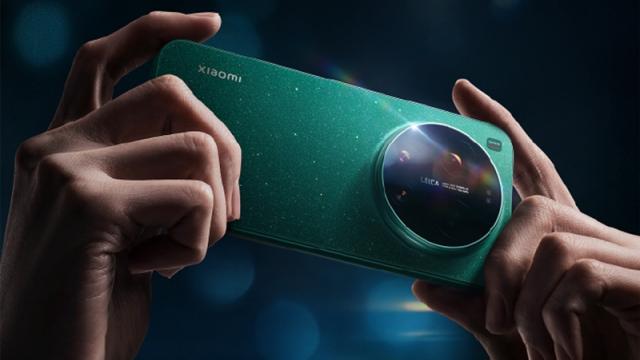 <b>Xiaomi 17 Ultra se lansează de Crăciun! Îl vedem în randări oficiale, pe alb, negru și verde ediție specială</b>Pe Xiaomi 17 Ultra l-am văzut până acum doar în câteva randări, care nu țipau tocmai "oficial", dar astăzi cameraphone-ul se dezvăluie în totalitate, asta la scurt timp după ce aflam că parteneriatul cu Leica se extinde și că vom avea