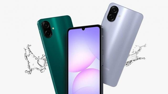 <b>Galaxy A07 5G apare în Google Play Console; Designul noului model accesibil din portofoliul Samsung e dezvăluit</b>Samsung pregatește lansarea seriei de flagship-uri Galaxy S26, însă înainte de aceste modele pare că va sosi Galaxy A07 5G. Telefonul tocmai a fost zărit în Google Play Console, ceea ce înseamnă că lansarea este probabil foarte aproape