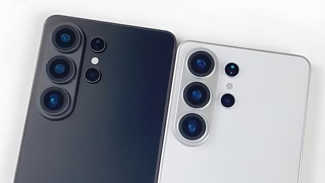 <b>Machete dummy noi de Galaxy S26 Ultra în fotografii hands-on! Modulul foto primește o schimbare subtilă de design</b>Cu siguranță Samsung a bătut în cuie designul modelelor din seria Galaxy S26, având în vedere că noua serie de flagship-uri urmează să sosească în câteva săptămâni. Era cumva normal să apară și acele machete realiste ale terminalelor