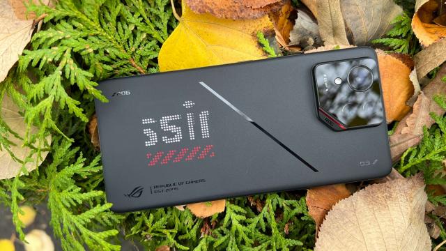 <b>ASUS pune pauză pe dezvoltarea de noi telefoane; ZenFone și ROG Phone rămân fără succesor</b>ASUS nu va lansa noi modele de smartphone în 2026, dar nu se retrage din piața de telefoane mobile, informează Digitimes. Confirmarea vine după ce mai mulți distribuitori locali din Taiwan au anunțat că nu mai pot comanda telefoane ASUS prin canale