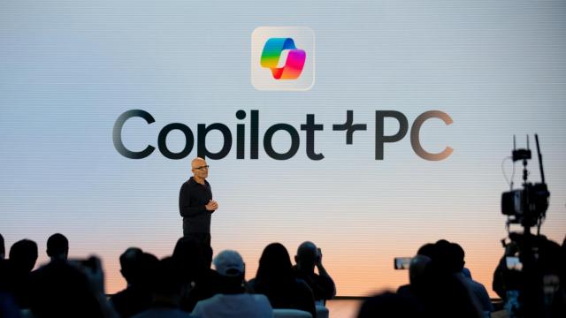 <b>Nadella zice că am intrat într-o nouă etapă a AI-ului; CEO-ul Microsoft indică trei direcții pentru 2026</b>Satya Nadella, CEO-ul Microsoft, susține că inteligența artificială a trecut de faza în care lumea o testa din curiozitate și intră acum într-o etapă în care se extinde masiv, dincolo de experimente izolate sau demo-uri spectaculoase. Într-un mesaj public