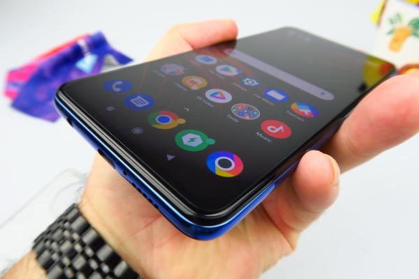 POCO X3 NFC: Display de interior, bun la refresh rate şi cam atât