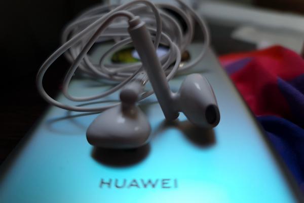 Huawei Mate 40 Pro: Acustică stereo reală, cu voci catifelate şi bas grav