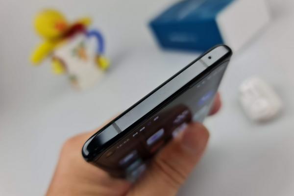 Oppo Reno4 Pro 5G: Acustică stereo, cu speakere dual stereo liniare de top